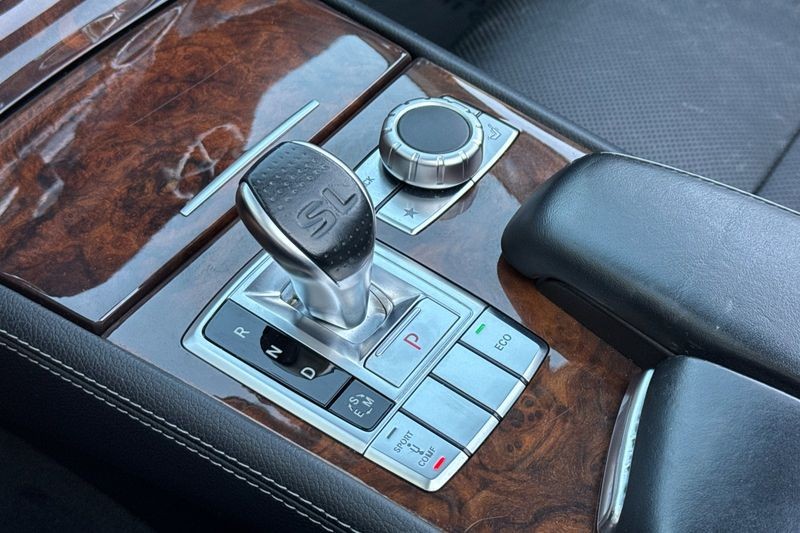Mercedes-Benz SL-Class Vehicle Full-screen Gallery Image 20
