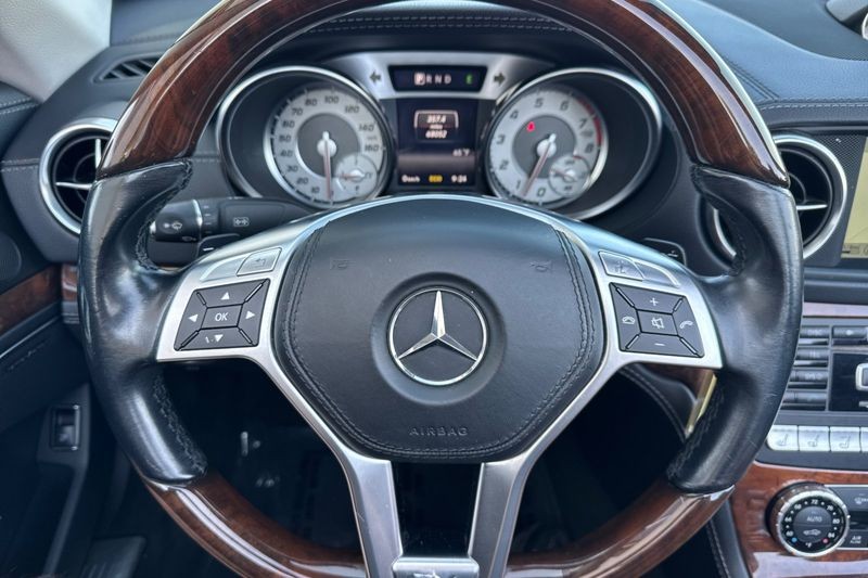 Mercedes-Benz SL-Class Vehicle Full-screen Gallery Image 21