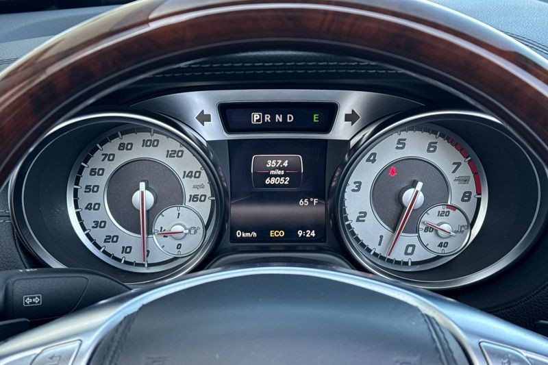 Mercedes-Benz SL-Class Vehicle Full-screen Gallery Image 22
