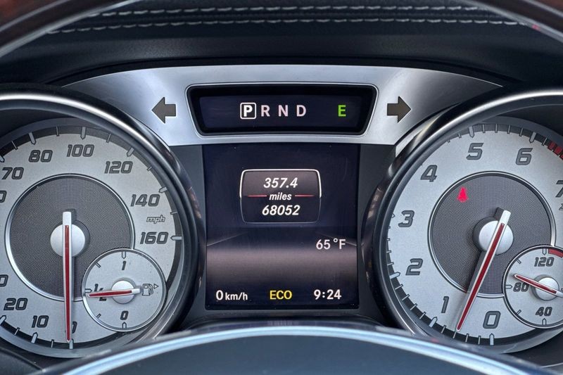 Mercedes-Benz SL-Class Vehicle Full-screen Gallery Image 23