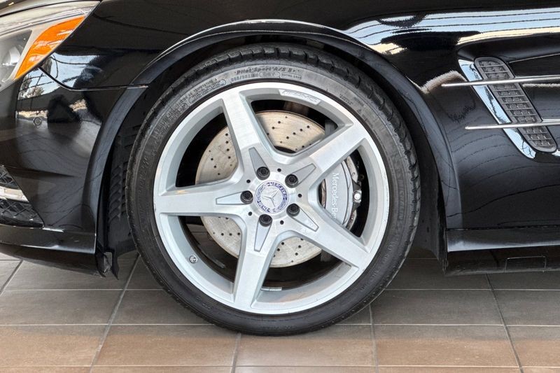 Mercedes-Benz SL-Class Vehicle Full-screen Gallery Image 24