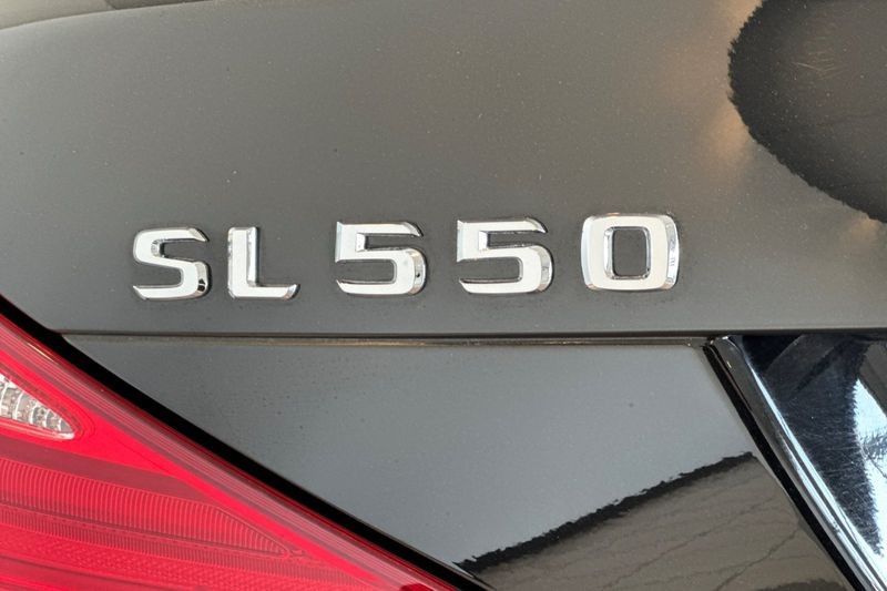 Mercedes-Benz SL-Class Vehicle Full-screen Gallery Image 25