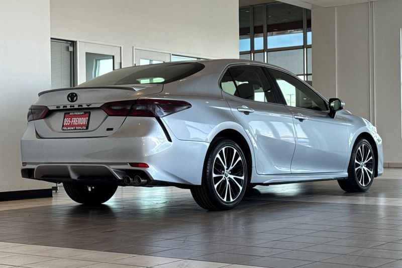 Toyota Camry Vehicle Full-screen Gallery Image 04