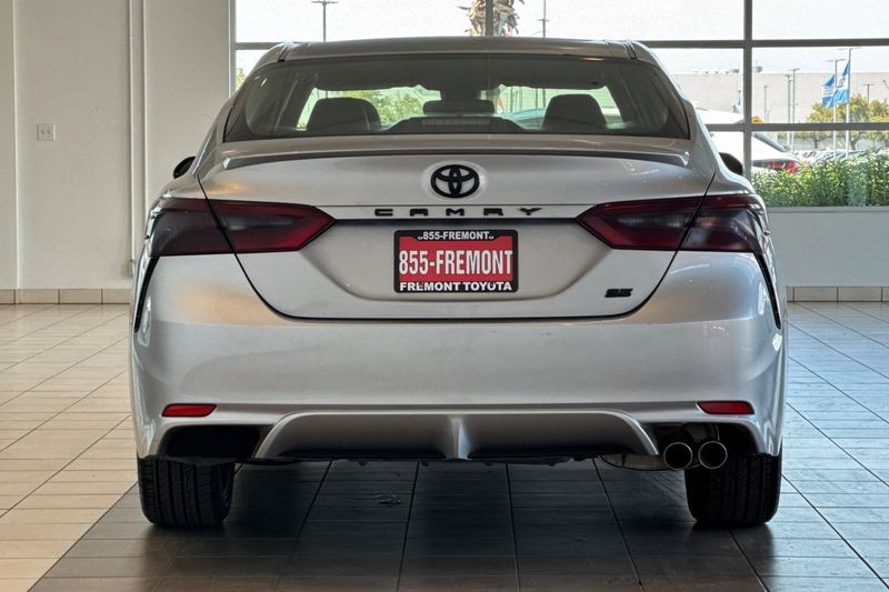 Toyota Camry Vehicle Full-screen Gallery Image 05