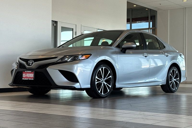 Toyota Camry Vehicle Full-screen Gallery Image 08