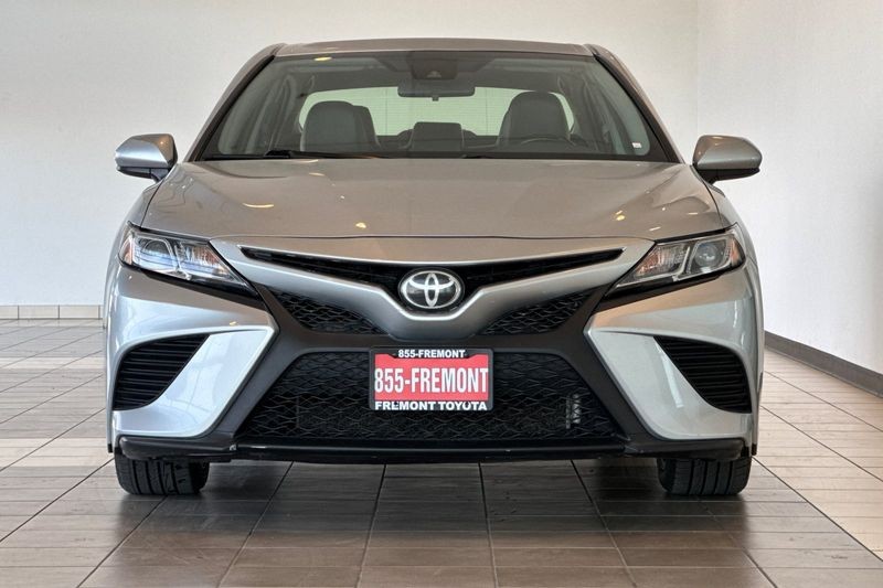 Toyota Camry Vehicle Full-screen Gallery Image 09