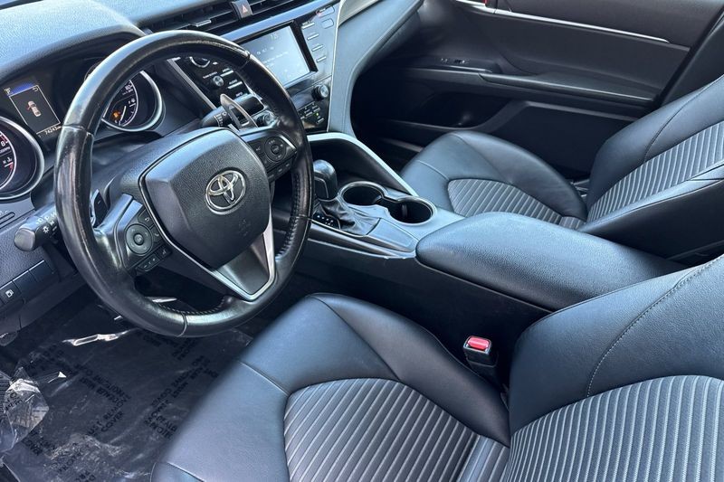 Toyota Camry Vehicle Full-screen Gallery Image 10