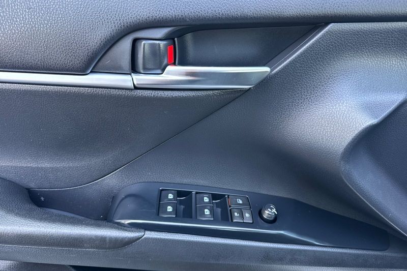 Toyota Camry Vehicle Full-screen Gallery Image 11