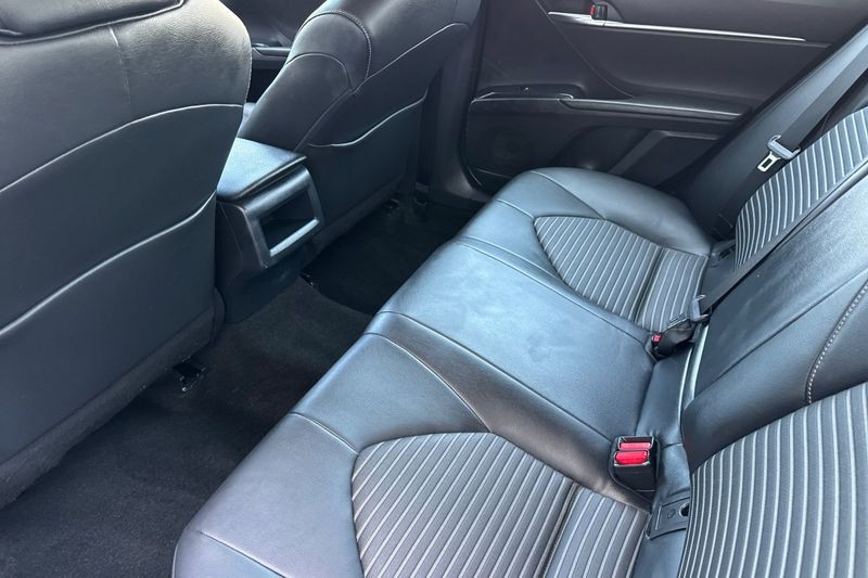 Toyota Camry Vehicle Full-screen Gallery Image 12