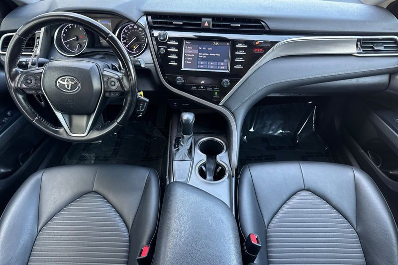 Toyota Camry Vehicle Full-screen Gallery Image 13