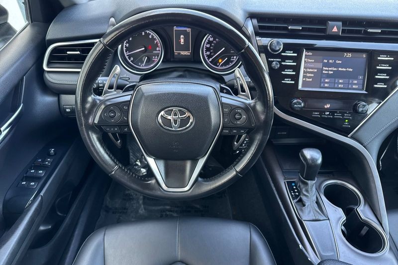 Toyota Camry Vehicle Full-screen Gallery Image 14