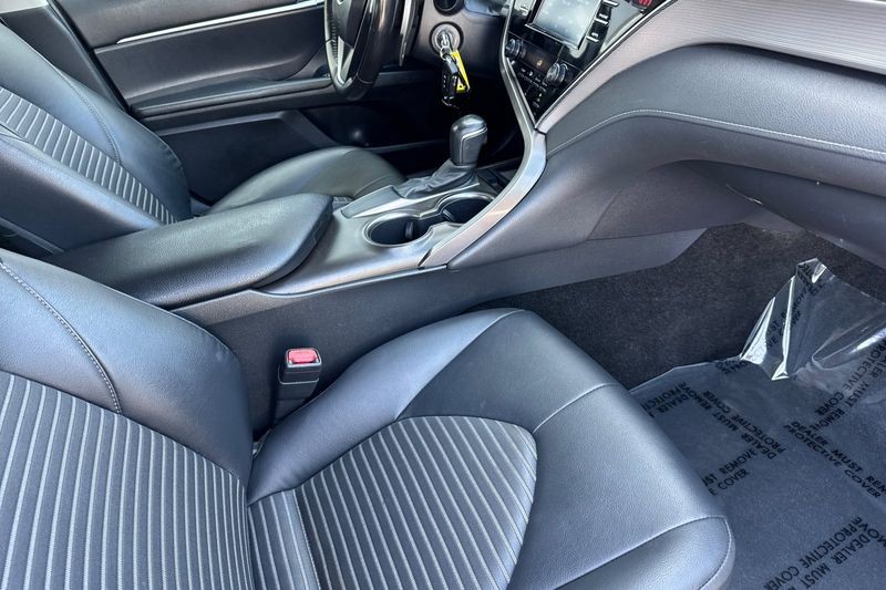 Toyota Camry Vehicle Full-screen Gallery Image 15