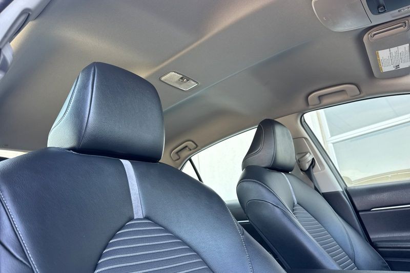 Toyota Camry Vehicle Full-screen Gallery Image 16