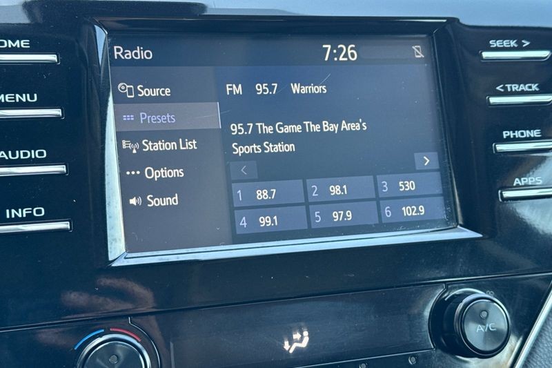 Toyota Camry Vehicle Full-screen Gallery Image 17