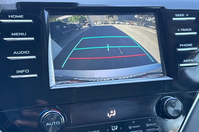Toyota Camry Vehicle Full-screen Gallery Image 18
