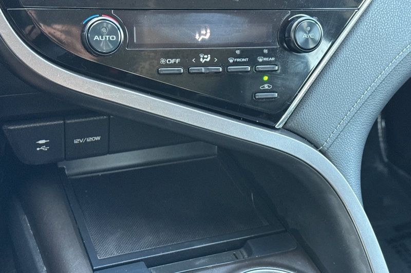 Toyota Camry Vehicle Full-screen Gallery Image 19
