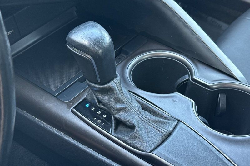 Toyota Camry Vehicle Full-screen Gallery Image 20