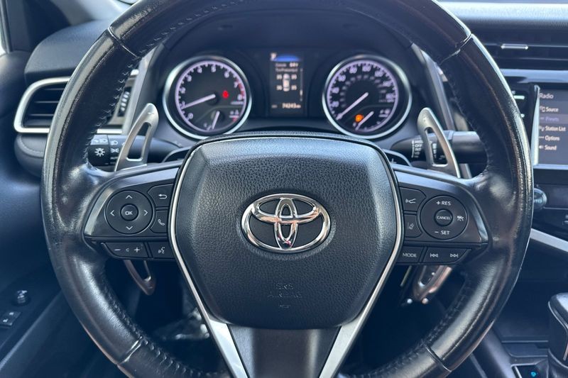 Toyota Camry Vehicle Full-screen Gallery Image 21
