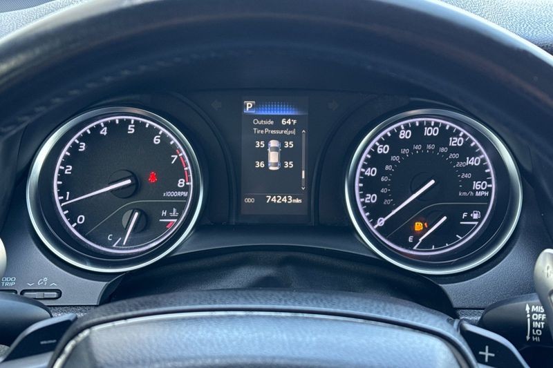 Toyota Camry Vehicle Full-screen Gallery Image 22