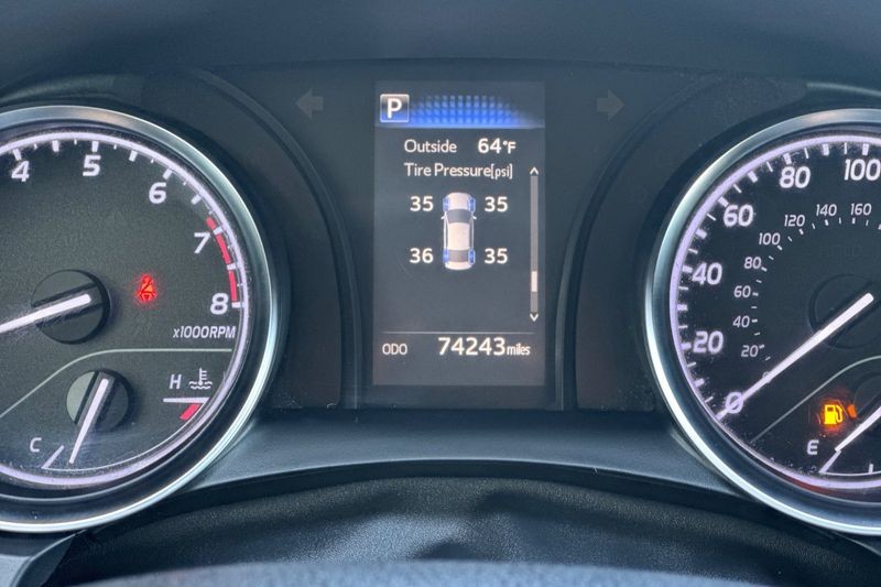 Toyota Camry Vehicle Full-screen Gallery Image 23