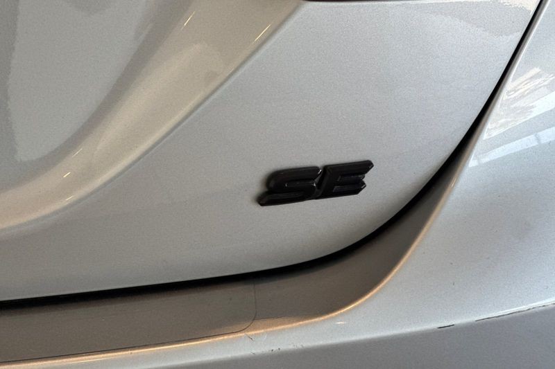 Toyota Camry Vehicle Full-screen Gallery Image 25