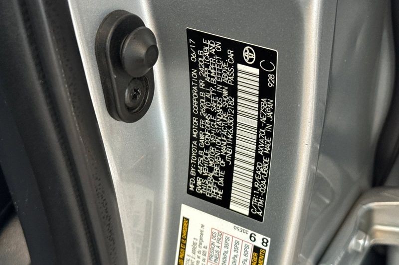 Toyota Camry Vehicle Full-screen Gallery Image 26