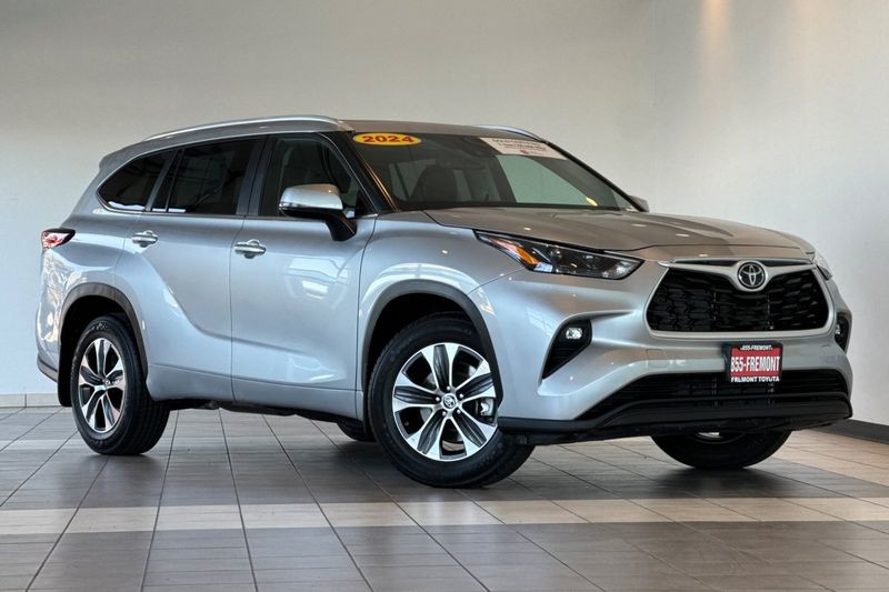 Toyota Highlander Vehicle Full-screen Gallery Image 02