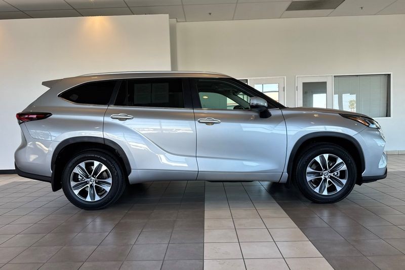 Toyota Highlander Vehicle Full-screen Gallery Image 03