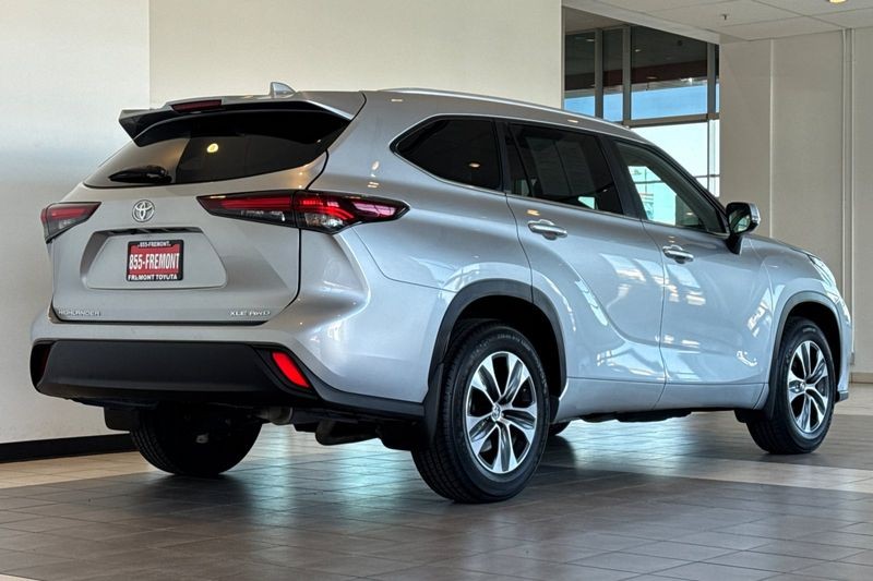 Toyota Highlander Vehicle Full-screen Gallery Image 04