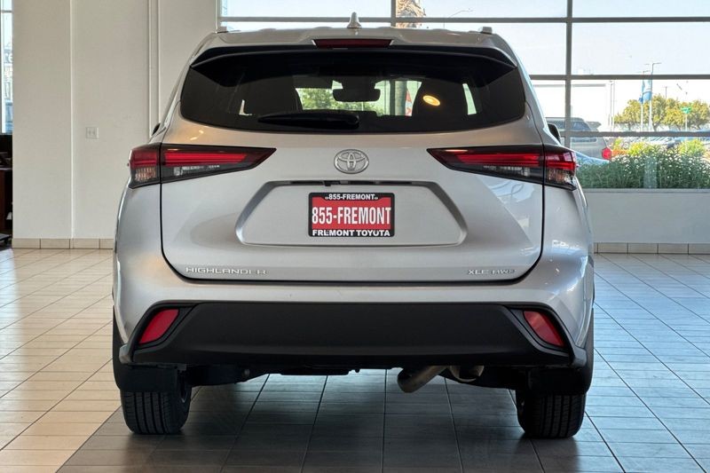 Toyota Highlander Vehicle Full-screen Gallery Image 05