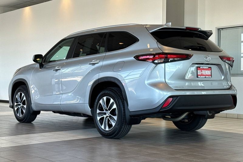 Toyota Highlander Vehicle Full-screen Gallery Image 06