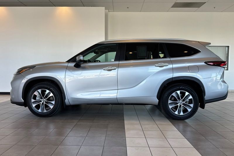 Toyota Highlander Vehicle Full-screen Gallery Image 07