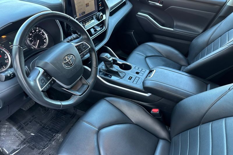 Toyota Highlander Vehicle Full-screen Gallery Image 10