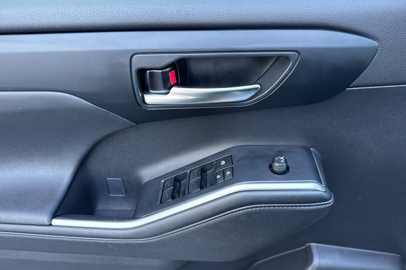 Toyota Highlander Vehicle Full-screen Gallery Image 11