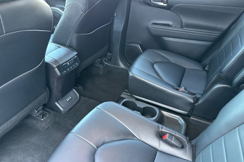 Toyota Highlander Vehicle Full-screen Gallery Image 12