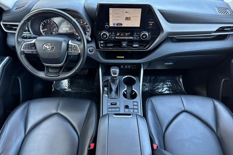 Toyota Highlander Vehicle Full-screen Gallery Image 13