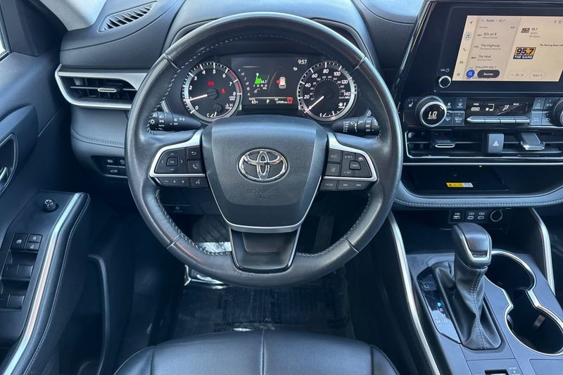 Toyota Highlander Vehicle Full-screen Gallery Image 14