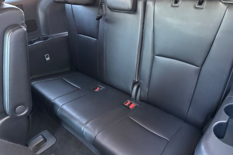 Toyota Highlander Vehicle Full-screen Gallery Image 15
