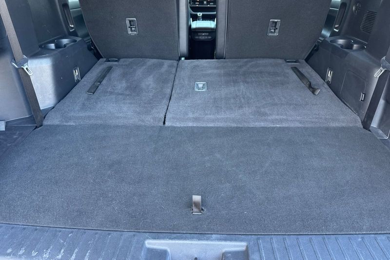 Toyota Highlander Vehicle Full-screen Gallery Image 16