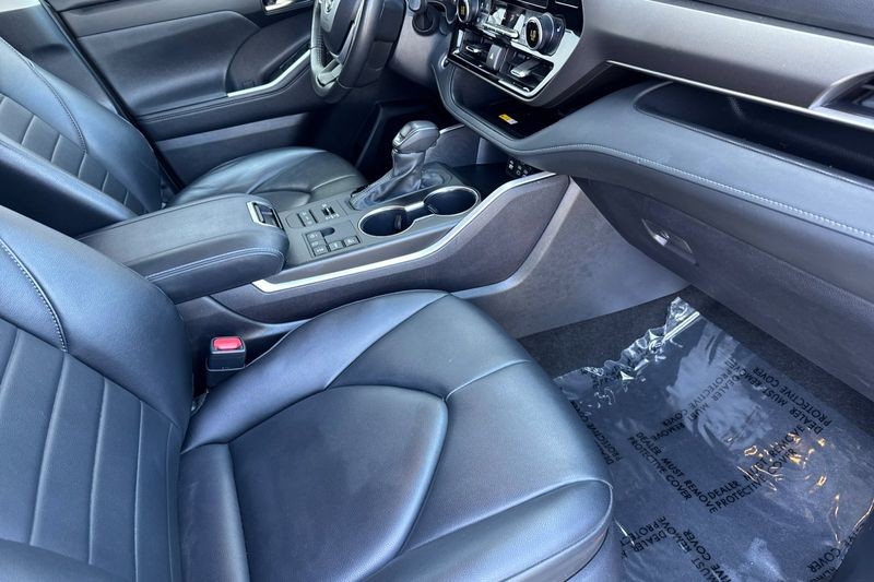 Toyota Highlander Vehicle Full-screen Gallery Image 17