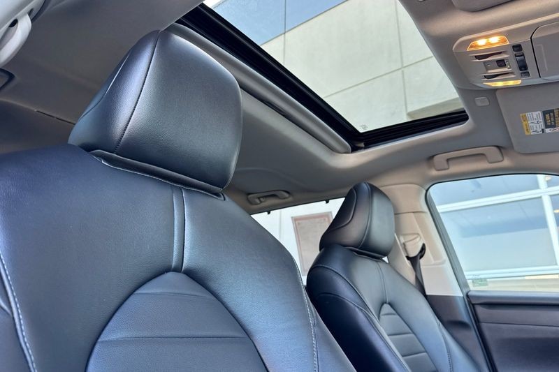 Toyota Highlander Vehicle Full-screen Gallery Image 18