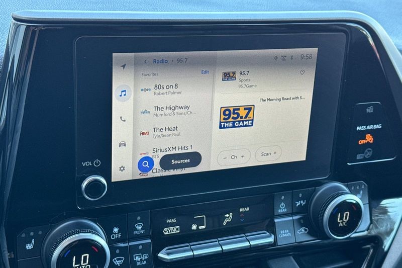 Toyota Highlander Vehicle Full-screen Gallery Image 19