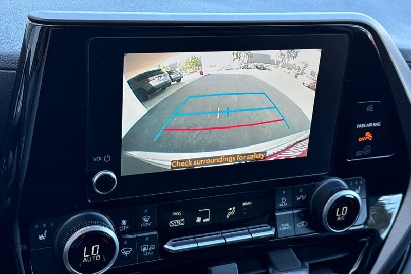 Toyota Highlander Vehicle Full-screen Gallery Image 20