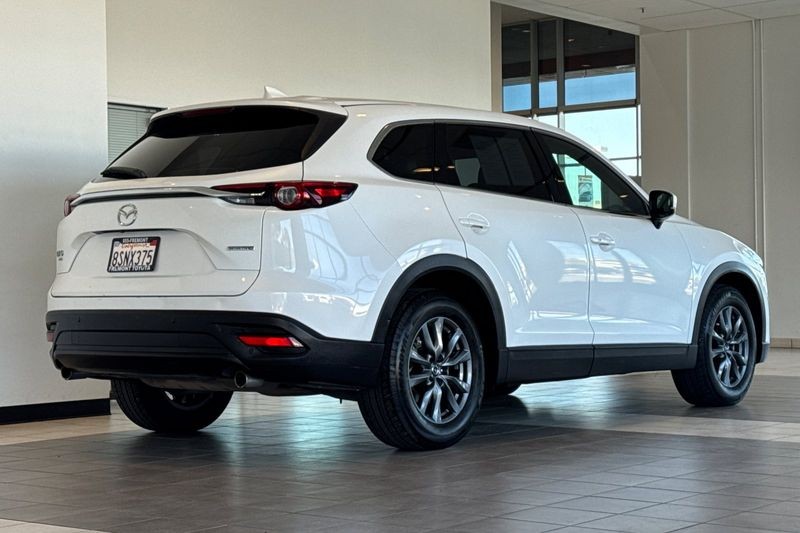 Mazda CX-9 Vehicle Full-screen Gallery Image 04