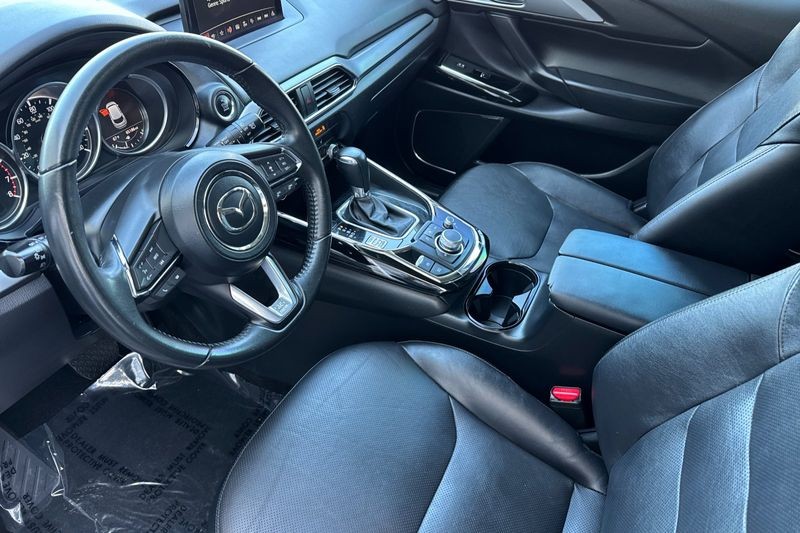 Mazda CX-9 Vehicle Full-screen Gallery Image 10
