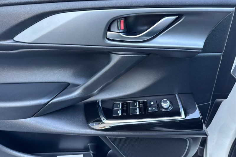 Mazda CX-9 Vehicle Full-screen Gallery Image 11