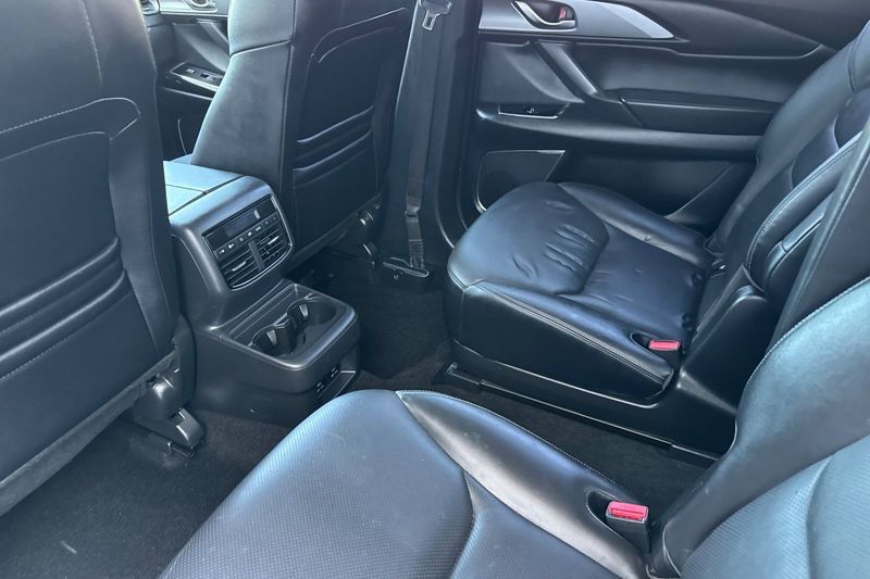 Mazda CX-9 Vehicle Full-screen Gallery Image 12
