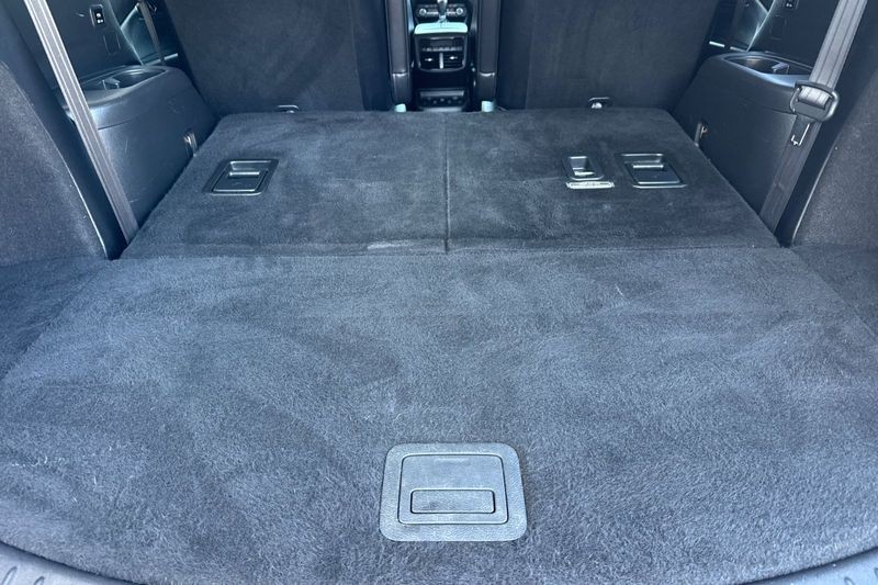 Mazda CX-9 Vehicle Full-screen Gallery Image 16