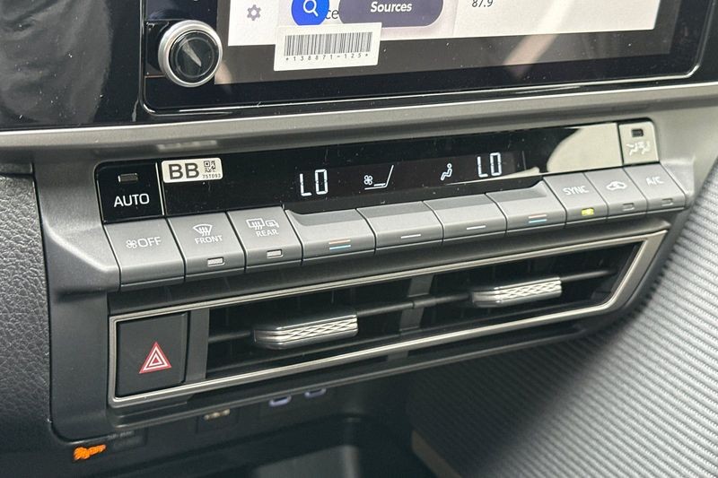 Toyota Camry Vehicle Full-screen Gallery Image 16