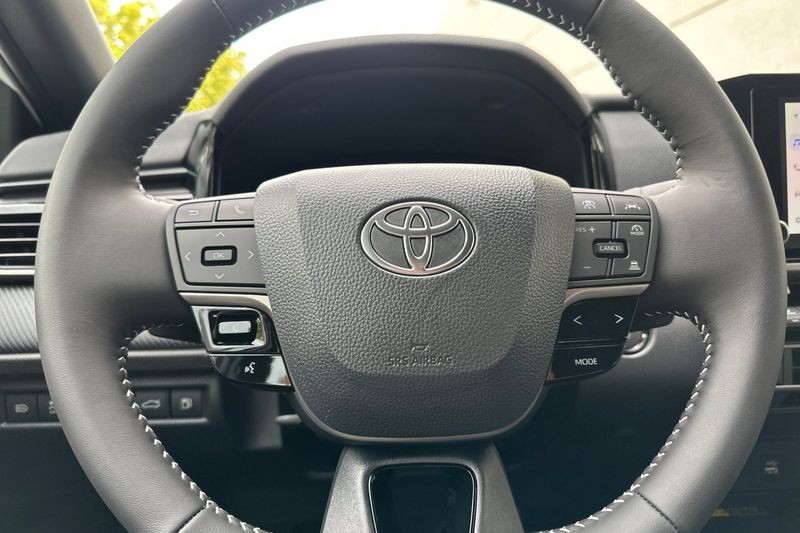 Toyota Camry Vehicle Full-screen Gallery Image 19